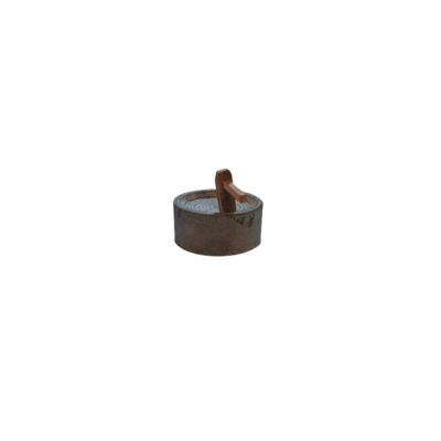 modelo de un molino de piedra tradicional de forma cilíndrica baja, que cuenta con estrías grabadas en su superficie superior y un pequeño mango o manivela de madera acoplado alquiler para eventos, publicidad, peliculas y series