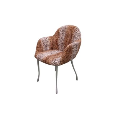 sillón butaca auxiliar de época, caracterizado por un cuerpo envolvente y continuo con reposabrazos integrados tapizado íntegramente en tejido textil con un llamativo estampado de leopardo, sostenido sobre cuatro finas patas metálicas arqueadas de soporte alquiler para eventos, publicidad, peliculas y series