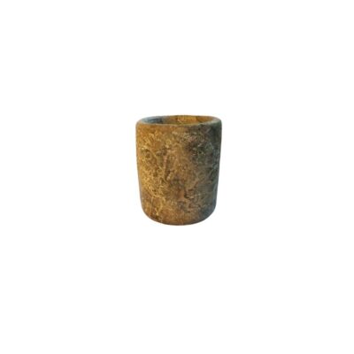 vaso de forma cilíndrica tallado en piedra, caracterizado por una superficie texturizada con vetas y tonos terrosos y envejecidos alquiler para eventos, publicidad, peliculas y series