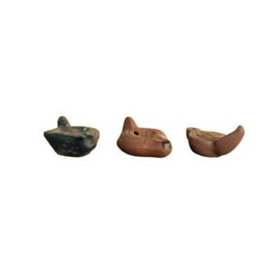 lote de tres pequeñas lámparas de aceite o lucernas de terracota de estilo clásico o romano, caracterizadas por sus cuerpos modelados en arcilla con orificios de llenado, pico quemador y asas traseras, presentando diferentes tonalidades y acabados envejecidos alquiler para eventos, publicidad, peliculas y series