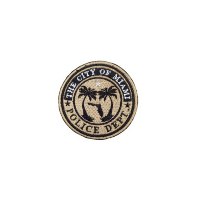 parche textil circular con bordes bordados en tonos caqui, negro y blanco, caracterizado por incorporar el emblema oficial con las inscripciones "THE CITY OF MIAMI" y "POLICE DEPT.", además de un diseño central con palmeras y la silueta del estado de Florida alquiler para eventos, publicidad, peliculas y series