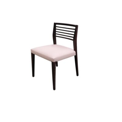 elegante silla auxiliar de época fabricada con una robusta estructura de madera oscura, caracterizada por un respaldo ergonómico formado por finos listones horizontales y un cómodo cojín de asiento acolchado tapizado en tono blanco alquiler para eventos, publicidad, peliculas y series