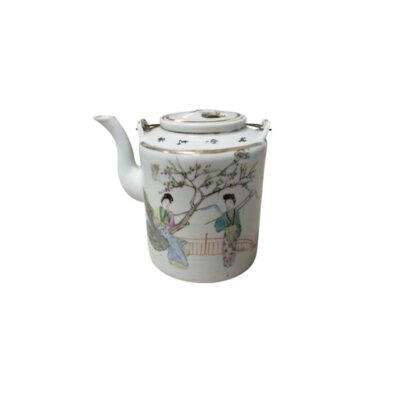 tetera de cerámica de cuerpo cilíndrico y esmalte blanco, caracterizada por una detallada decoración pintada a mano que representa figuras de personajes tradicionales en un entorno paisajístico con árboles en flor, acompañada de inscripciones caligráficas en el borde superior, un pico vertedor curvado, una tapa a juego y soportes metálicos para asa alquiler para eventos, publicidad, peliculas y series