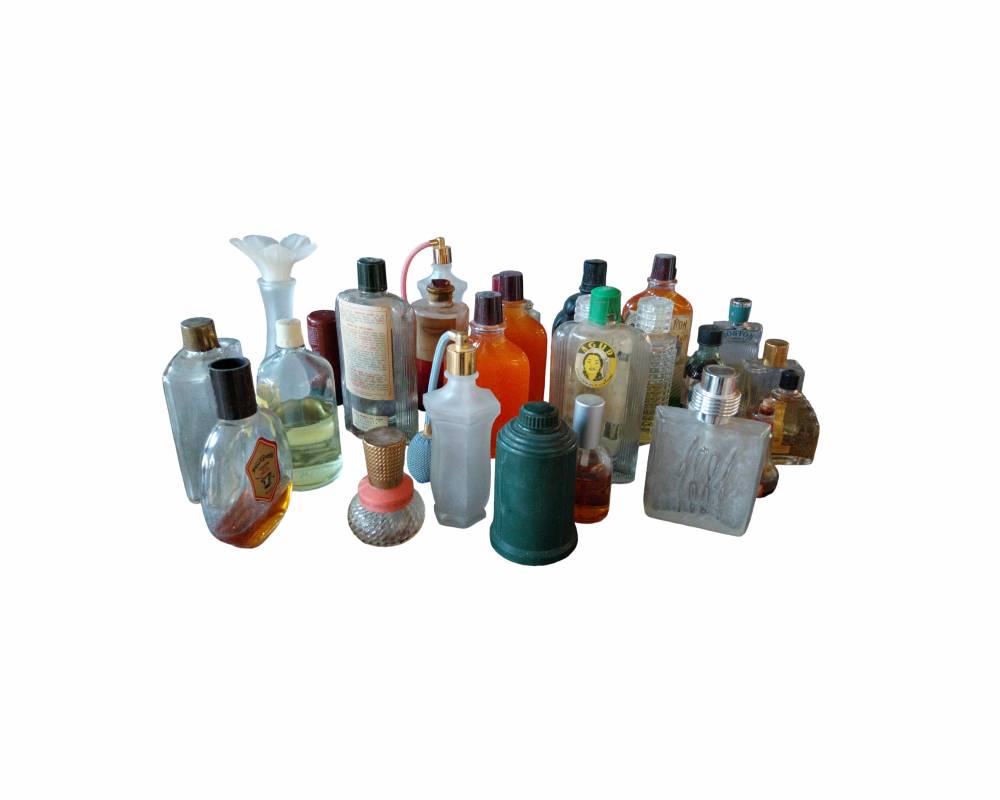 compuesto por una amplia y variada colección de frascos y recipientes de vidrio antiguo de tocador, perfumería y farmacia, datados en torno a la década de 1950. Reúne piezas de diversas formas alquiler para eventos, publicidad, peliculas y series