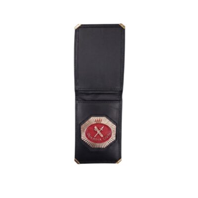cartera de piel negra de apertura vertical con esquineros metálicos dorados, caracterizada por incorporar en su interior una placa o emblema metálico con el escudo y la inscripción de la Guardia Civil sobre fondo rojo alquiler para eventos, publicidad, peliculas y series