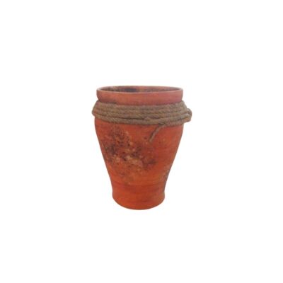 maceta de cerámica de tonos terracota con un acabado envejecido y texturas desgastadas alquiler para eventos, publicidad, peliculas y series