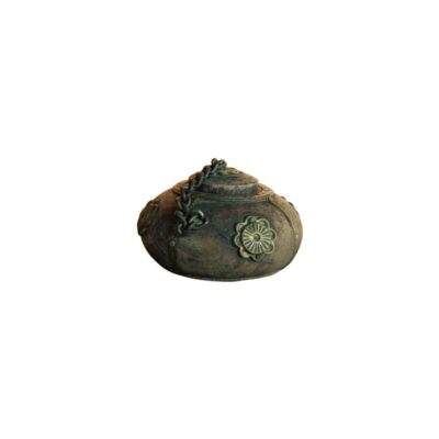 contenedor de aspecto rústico con acabado envejecido en tonos oscuros, caracterizado por una forma abombada, una tapa superior unida al cuerpo mediante una cadena metálica y apliques decorativos en relieve con motivos florales alquiler para eventos, publicidad, peliculas y series