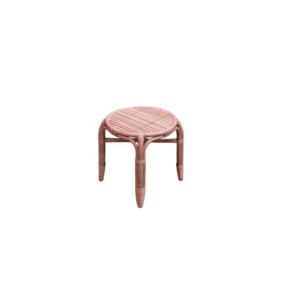 clásico taburete auxiliar de época, fabricado íntegramente con una estructura de bambú y caña natural, caracterizado por su asiento circular plano formado por listones paralelos y un robusto soporte de cuatro patas arqueadas unidas por travesaños alquiler para eventos, publicidad, peliculas y series