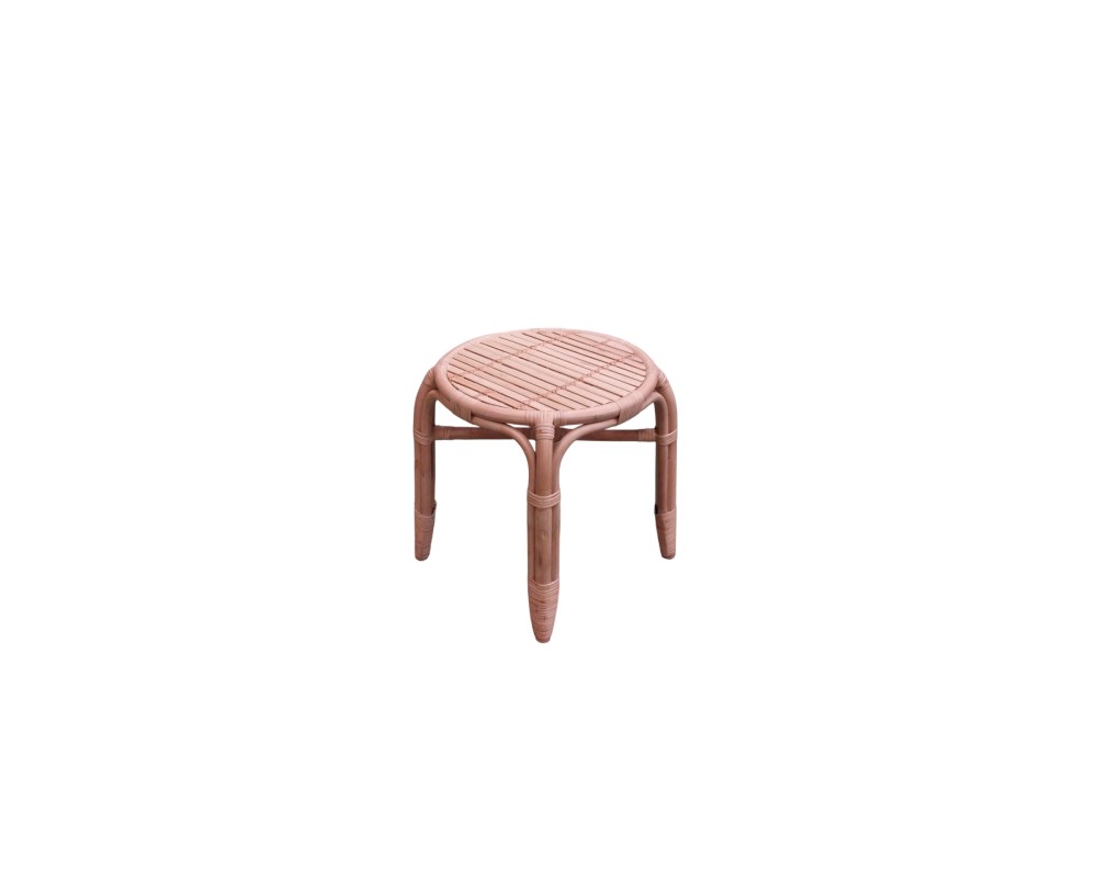 clásico taburete auxiliar de época, fabricado íntegramente con una estructura de bambú y caña natural, caracterizado por su asiento circular plano formado por listones paralelos y un robusto soporte de cuatro patas arqueadas unidas por travesaños alquiler para eventos, publicidad, peliculas y series