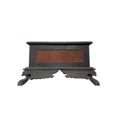 soporte rectangular de madera en tonos oscuros, caracterizada por un panel central de textura marrón en su frente, molduras escalonadas superior e inferior, y elaboradas patas con faldones de bordes lobulados que le otorgan estabilidad y estilo  alquiler para eventos, publicidad, peliculas y series