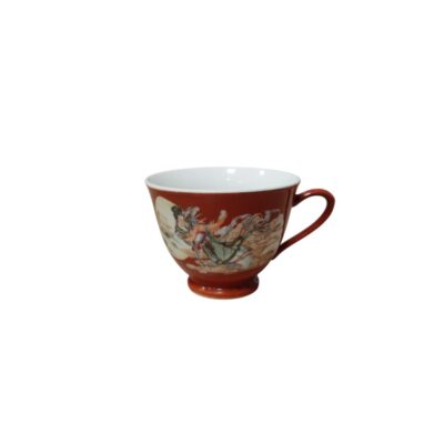 pequeña taza de cerámica con elegante base de pedestal y asa lateral, caracterizada por un intenso esmalte exterior en tono terracota o rojizo y un interior en blanco brillante alquiler para eventos, publicidad, peliculas y series