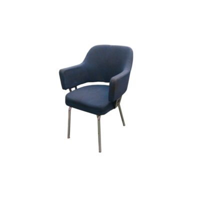 butaca auxiliar de diseño moderno, caracterizada por un asiento amplio, respaldo envolvente y reposabrazos acolchados tapizados íntegramente en tejido textil de color azul oscuro, sostenida sobre cuatro esbeltas patas metálicas de soporte con acabado cromado alquiler para evenos, publicidad, peliculas y series