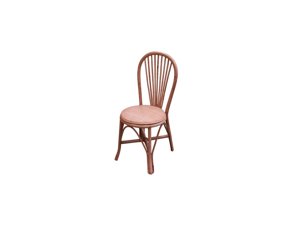silla auxiliar de época fabricada íntegramente en estructura de bambú y ratán natural, caracterizada por un asiento circular plano con un fino trenzado compacto y un distintivo respaldo ovalado con varillas verticales dispuestas en abanico alquiler para eventos, publicidad, peliculas y series