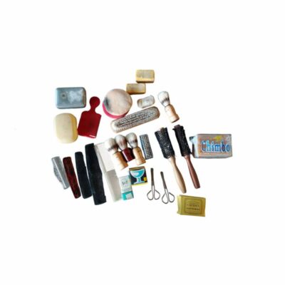 reúne una variada colección de utensilios y productos de aseo personal y peluquería de época, fechados en torno a mediados del siglo XX alquiler para eventos, publicidad, peliculas y series