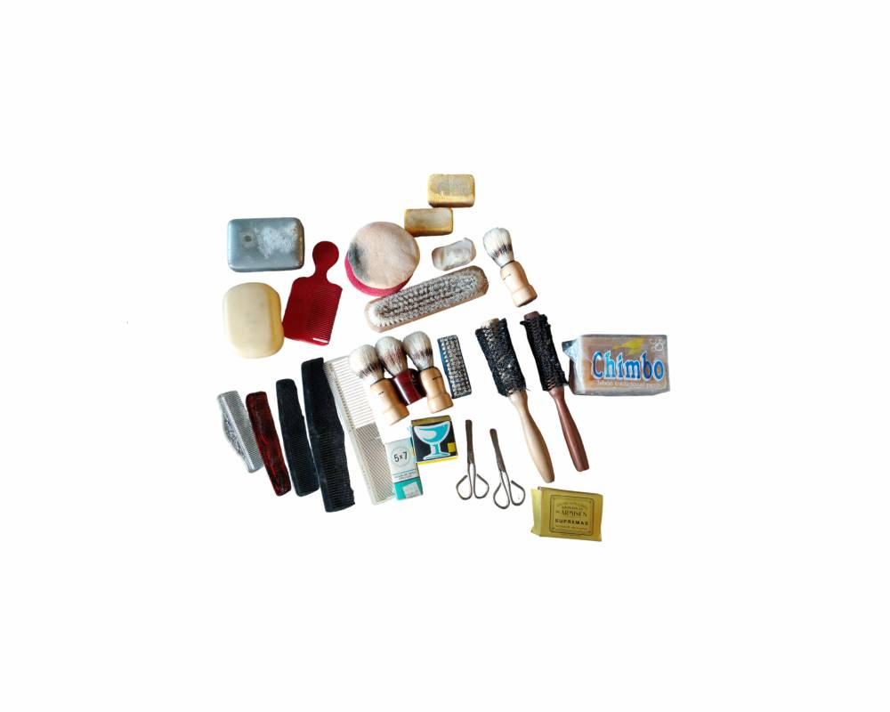 reúne una variada colección de utensilios y productos de aseo personal y peluquería de época, fechados en torno a mediados del siglo XX alquiler para eventos, publicidad, peliculas y series