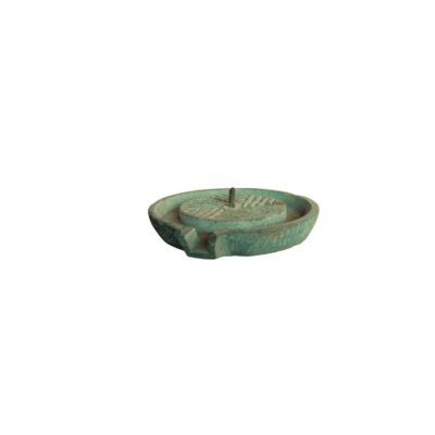 modelo en miniatura de un molino de piedra tradicional, caracterizado por una base circular con vertedor y una piedra superior estriada con un eje central alquiler para eventos, publicidad, peliculas y series