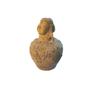 vasija de cerámica de tonos terrosos y aspecto antiguo, caracterizada por presentar un cuerpo globuloso decorado con diversos relieves y motivos simbólicos distribuidos por su superficie, destacando en la parte superior un cuello con la forma esculpida de una cabeza o rostro humano alquiler para eventos, publicidad, peliculas y series