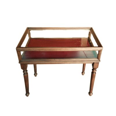 mesa vitrina de madera con patas torneadas y estructura acristalada, caracterizada por contar con un compartimento de exposición superior cuyo fondo y base están forrados en un tejido de tono rojizo 2 Medidas: 90 x 120 x 50 cm                       90 x 90 x 90 cm alquiler para eventos, publicidad, peliculas y series