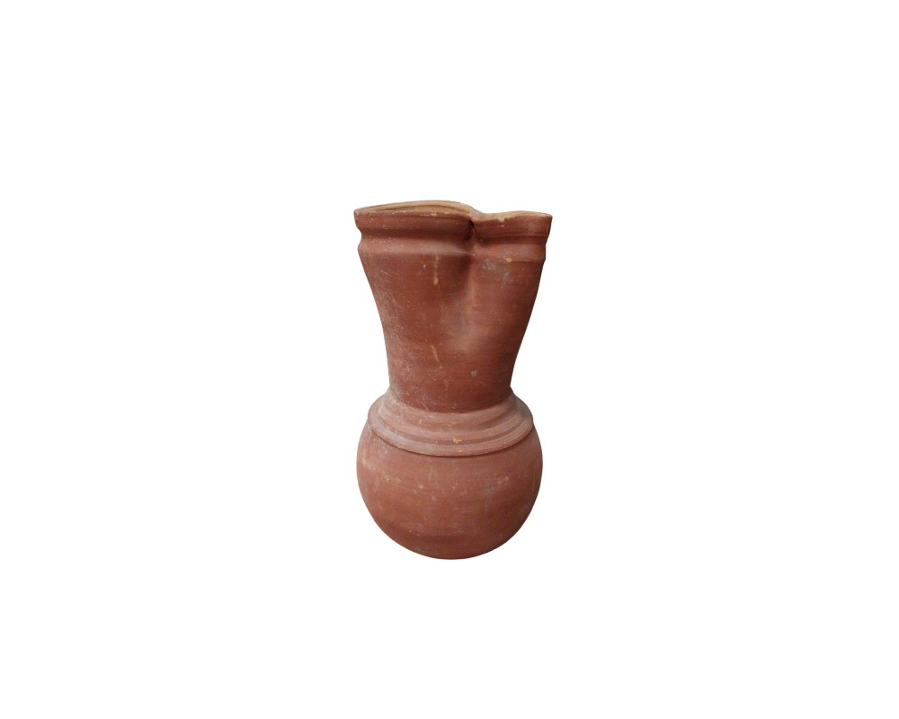 vasija de cerámica de terracota en tonos tierra, caracterizada por un cuerpo inferior globular y un distintivo cuello superior dividido en dos bocas o aberturas unidas alquiler para eventos, publicidad, peliculas y series