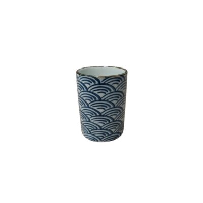 pequeño vaso de cerámica de estilo tradicional oriental, decorado en su superficie exterior con un patrón repetitivo de ondas o escamas en tonos azules sobre fondo claro alquiler para eventos, publicidad, peliculas y series