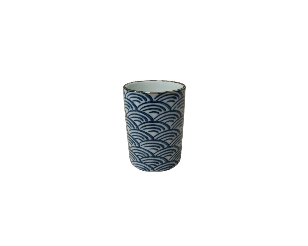 pequeño vaso de cerámica de estilo tradicional oriental, decorado en su superficie exterior con un patrón repetitivo de ondas o escamas en tonos azules sobre fondo claro alquiler para eventos, publicidad, peliculas y series
