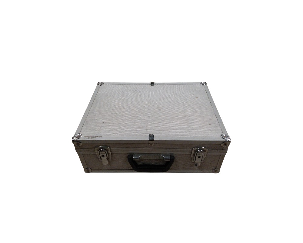 maletín rígido y rectangular de acabado plateado con textura, caracterizado por una estructura reforzada con esquinas metálicas y un asa de transporte ergonómica de plástico negro alquiler para eventos, publicidad, peliculas y series