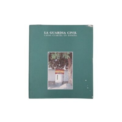 libro de tonos verdes caracterizado por el título institucional "LA GUARDIA CIVIL. CASAS CUARTEL EN ESPAÑA" impreso en la parte superior y una fotografía central enmarcada que muestra la entrada de un cuartel tradicional con la bandera de España alquiler para eventos, publicidad, peliculas y series