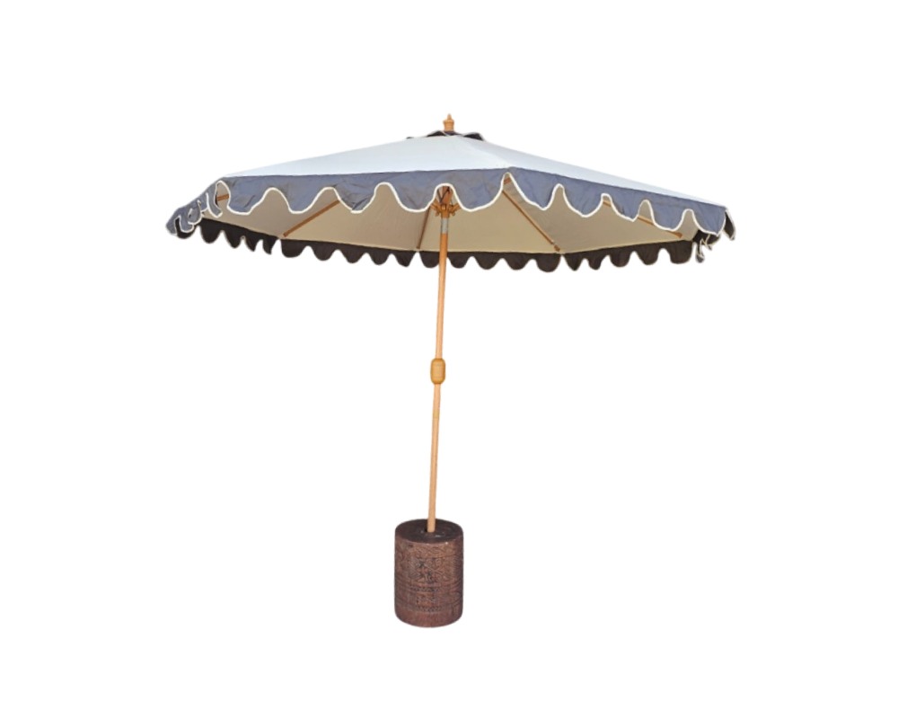 sombrilla para exterior de diseño clásico, caracterizada por su toldo en tonos claros con un llamativo faldón de bordes ondulados en contraste y ribete claro alquiler para eventos, publicidad, peliculas y series