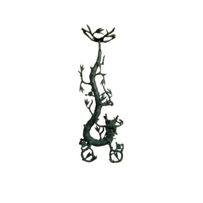 figura ornamental de metal de tono oscuro con una estructura vertical y sinuosa, caracterizada por representar a un dragón o criatura fantástica con detalles entrelazados, extremidades estilizadas y una forma superior abierta en abanico alquiler para eventos, publicidad, peliculas y series