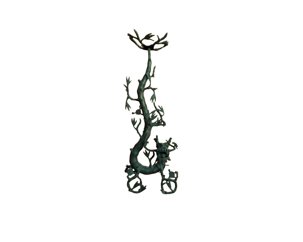 figura ornamental de metal de tono oscuro con una estructura vertical y sinuosa, caracterizada por representar a un dragón o criatura fantástica con detalles entrelazados, extremidades estilizadas y una forma superior abierta en abanico alquiler para eventos, publicidad, peliculas y series