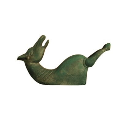 pequeña figura escultórica de metal con un acabado de pátina verde envejecida, caracterizada por un diseño abstracto y estilizado que evoca la forma de un cuadrúpedo con el cuello arqueado hacia arriba y una extremidad trasera elevada alquiler para eventos, publicidad, peliculas y series