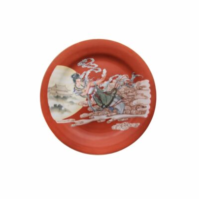 plato de cerámica de superficie lisa, caracterizado por un intenso esmalte exterior e interior en tono terracota o rojizo y un borde sutilmente elevado alquiler para eventos, publicidad, peliculas y series
