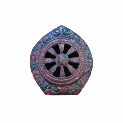 objeto ornamental tallado con una silueta geométrica peculiar que presenta en su núcleo una rueda de radios múltiples alquiler para eventos, publicidad, peliculas y series