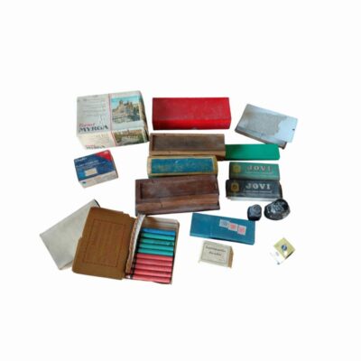 conjunto reúne un variado lote de material escolar y de escritorio de época, datado en torno a la década de 1950 alquiler para eventos, publicidad, peliculas y series