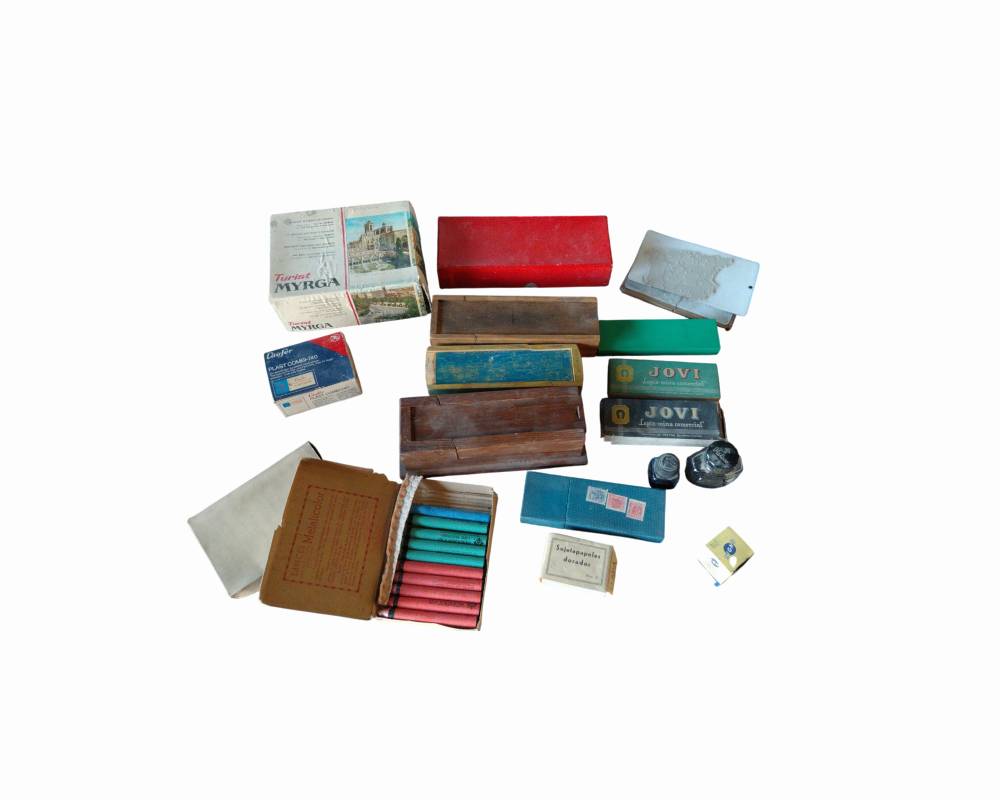 conjunto reúne un variado lote de material escolar y de escritorio de época, datado en torno a la década de 1950 alquiler para eventos, publicidad, peliculas y series