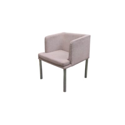 butaca auxiliar de época, caracterizada por un diseño geométrico de líneas rectas con respaldo y reposabrazos integrados en bloque tapizados en tejido textil de color gris claro, acompañada de un cojín de asiento independiente y sostenida sobre cuatro robustas patas cilíndricas metálicas alquiler para eventos, publicidad, peliculas y series