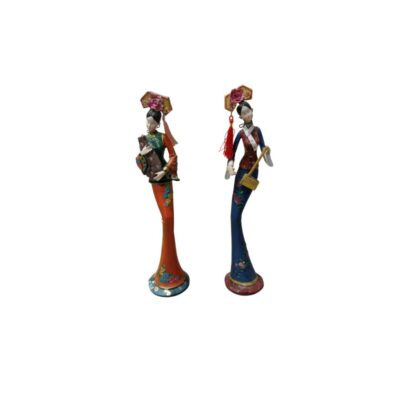 conjunto está compuesto por dos estatuillas decorativas que representan figuras femeninas tradicionales con tocados ornamentados en la cabeza y trajes largos estilizados en tonos contrastantes de rojo y azul, decorados con detalles florales alquiler para eventos, publicidad, peliculas y series