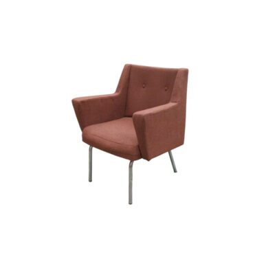 butaca auxiliar de diseño moderno, caracterizada por un asiento cómodo, un respaldo ligeramente inclinado con detalles de botones decorativos y reposabrazos integrados tapizados íntegramente en tejido textil en tono granate alquiler para eventos, publicidad, peliculas y series