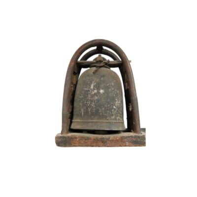campana metálica de aspecto envejecido, suspendida mediante cuerdas dentro de una robusta estructura de soporte arqueada fabricada en madera rústica alquiler para eventos, publicidad, peliculas y series