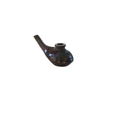 pequeño objeto de cerámica o material oscuro y brillante que presenta una forma bulbosa en su base y una boquilla alargada e inclinada, reminiscentes de una pipa tradicional o un recipiente de vertido miniatura alquiler para eventos, publicidad, peliculas y series