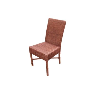 elegante silla auxiliar de época, caracterizada por un cuerpo compacto íntegramente forrado con un fino trenzado compacto de mimbre y ratán en asiento y respaldo, sostenido sobre una sólida estructura de patas de madera de soporte con travesaños de refuerzo alquiler para eventos, publicidad, peliculas y series
