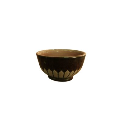 cuenco pequeño de cerámica de forma redondeada y base estrecha, caracterizado por presentar un acabado oscuro en su cuerpo superior y una franja decorativa inferior con un patrón geométrico en forma de pétalos alquiler para eventos, publicidad, peliculas y series