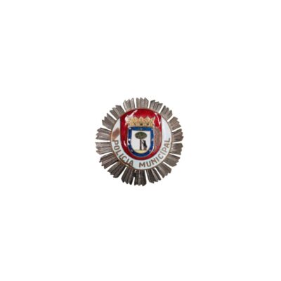 distintivo metálico radiado en tonos plateados, caracterizado por incorporar un medallón central esmaltado con un escudo heráldico y una franja blanca circular que muestra la inscripción "POLICIA MUNICIPAL" alquiler para eventos, publicidad, peliculas y series