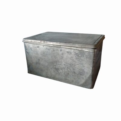 contenedor de almacenaje de época, datada en torno a la década de 1950 y fabricada en chapa de metal galvanizado alquiler para eventos, publicidad, peliculas y series
