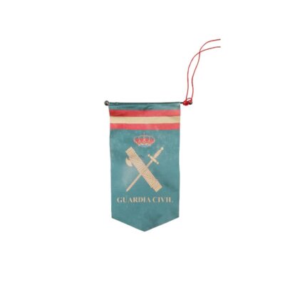 pequeño banderín vertical de tela en tono verde, caracterizado por incorporar en su diseño superior una franja con los colores de la bandera de España, el emblema institucional y la corona real, acompañados del texto "GUARDIA CIVIL" en la parte inferior alquiler para eventos, publicidad, peliculas y series