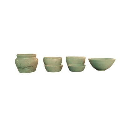 lote compuesto por varios recipientes y cuencos pequeños de cerámica con un característico acabado esmaltado en tonos verdosos o celadón de aspecto antiguo alquiler para eventos, publicidad, peliculas y series