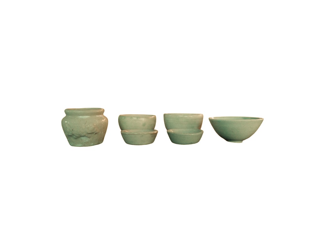 lote compuesto por varios recipientes y cuencos pequeños de cerámica con un característico acabado esmaltado en tonos verdosos o celadón de aspecto antiguo alquiler para eventos, publicidad, peliculas y series
