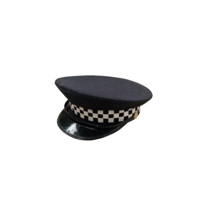 gorra de plato de color oscuro, caracterizada por incorporar una distintiva banda perimetral con patrón ajedrezado en blanco y negro (patrón Sillitoe Tartan), una visera rígida de charol brillante y una mentonera sujeta con botones laterales alquiler para eventos, publicidad, peliculas y series