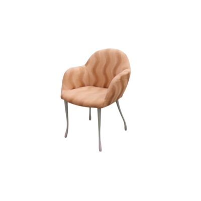 elegante sillón butaca auxiliar de época, caracterizado por un cuerpo envolvente y continuo con reposabrazos integrados tapizado íntegramente en tejido de pelo o terciopelo con un sutil patrón de líneas onduladas en tonos beiges y tostados, sostenido sobre cuatro finas patas metálicas arqueadas de soporte alquiler para eventos, publicidad, peliculas y series