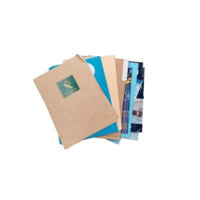 conjunto o lote de carpetas de cartón y archivadores de varios colores (marrón kraft, azul y beige), destacando en la parte superior una carpeta marrón que lleva impreso el emblema oficial en color verde de la Guardia Civil alquiler para eventos, publicidad, peliculas y series